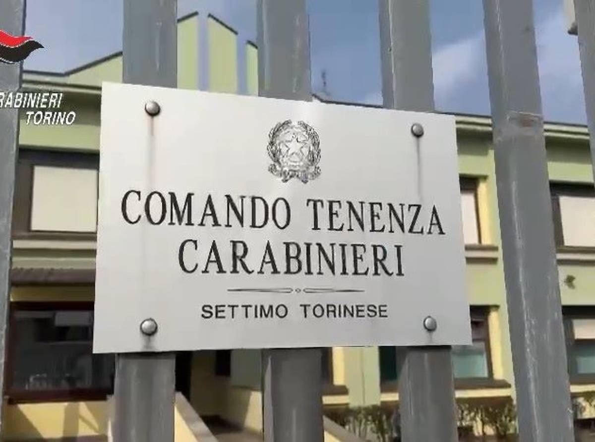 Ordina smartphone online con pagamento in contrassegno per derubare il corriere, ma i carabinieri sventano il furto